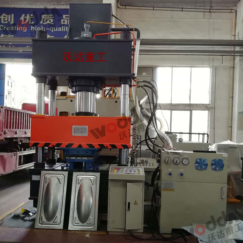 400噸不(bu)鏽鋼水箱成(cheng)型液壓機