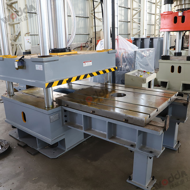 200噸移動工作台(tái)液壓機