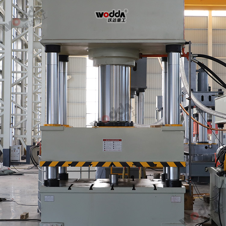 630噸四柱液(yè)壓機機身(shēn) 630噸四柱液(ye)壓機機身(shen)