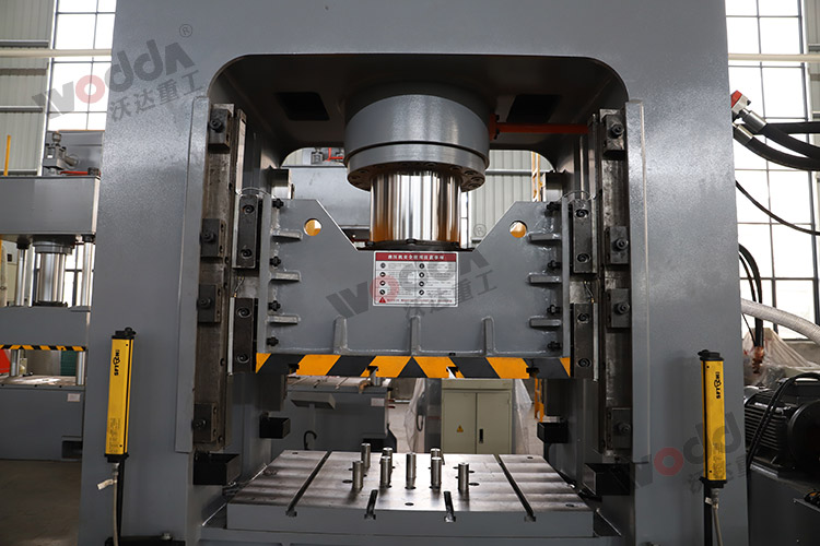 315噸框(kuang)架式液壓機(jī)機身.jpg 315噸框架(jià)式液壓機機(jī)身.jpg