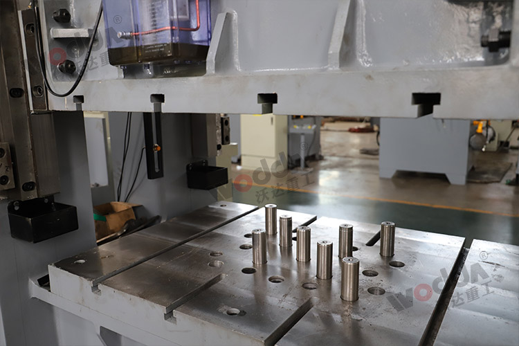 315噸框架式(shi)液壓機(多頂(dǐng)杆、液壓墊).jpg 315噸(dūn)框架式液壓(ya)機(多頂杆、液(yè)壓墊).jpg