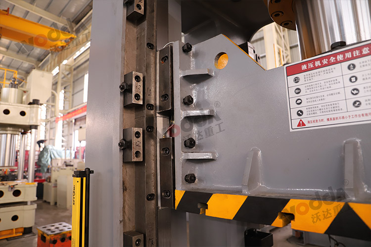 315噸框架式液(yè)壓機(導軌).jpg 315噸(dun)框架式液壓(ya)機(導軌).jpg