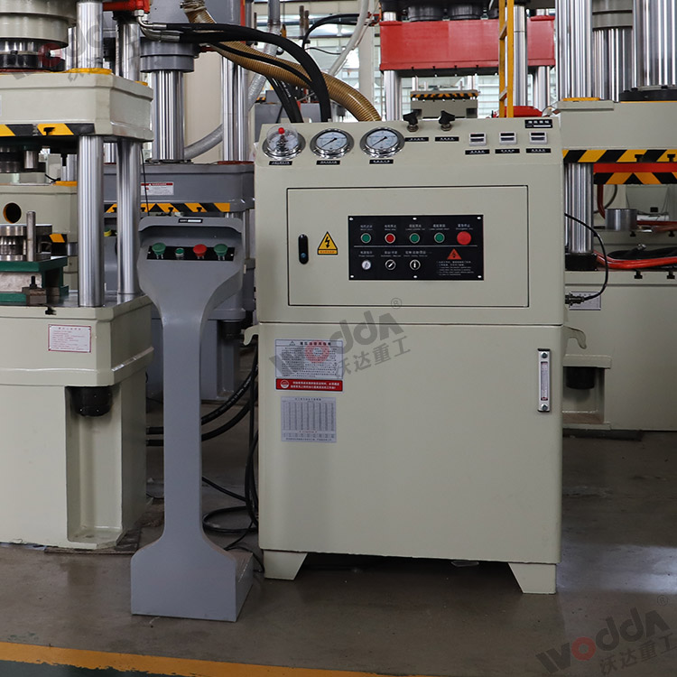 200噸四柱液(ye)壓機（移動控制(zhì)台）