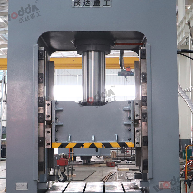 200噸(dūn)框架液壓機(jī)(滑塊,導軌) 200噸(dun)框架液壓機(jī)(滑塊,導軌)