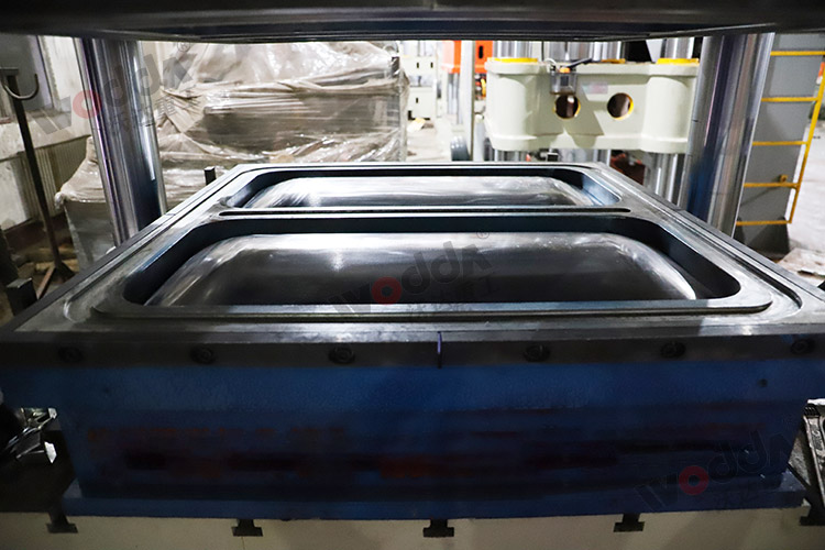 拉伸水箱模(mo)具 拉伸水箱模具(jù)