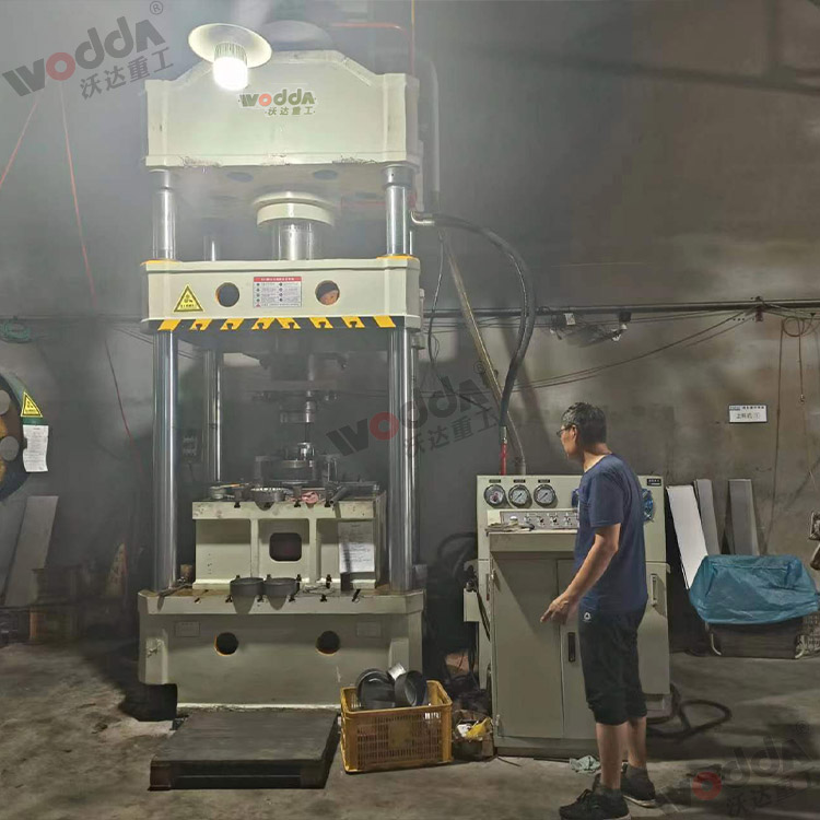 315噸拉(lā)伸液壓機(上置(zhì)液壓墊) 315噸拉伸(shen)液壓機(上置液(ye)壓墊)