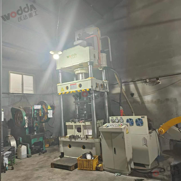 315噸上置液(yè)壓墊拉伸液(ye)壓機(圖1) 315噸上(shàng)置液壓墊拉(la)伸液壓機(圖(tú)1)