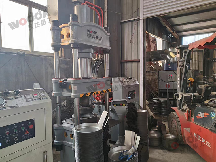 100噸四柱(zhù)液壓機拉(lā)伸鐵鍋一(yi)次成型 100噸(dūn)四柱液壓(ya)機拉伸鐵(tiě)鍋一次成(chéng)型