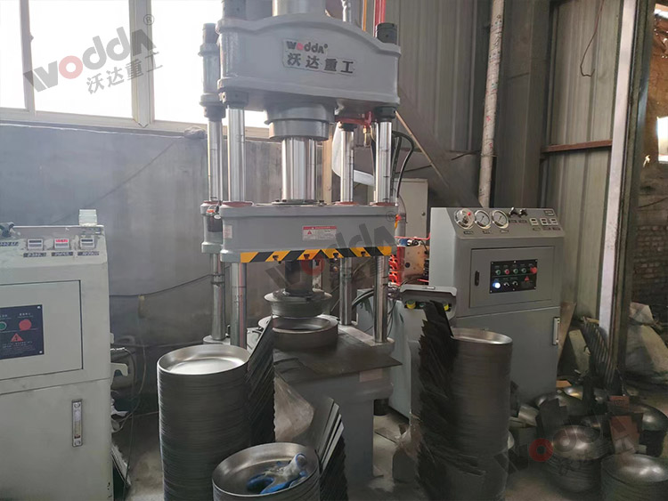 100噸(dūn)四柱液壓(yā)機拉伸鐵(tiě)鍋現場 100噸(dun)四柱液壓(ya)機拉伸鐵(tie)鍋現場