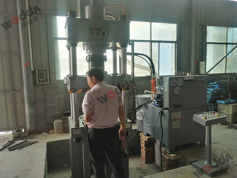 200噸(dun)不鏽鋼離心風機(ji)成型液壓機(圖1) 200噸(dun)不鏽鋼離心風機(ji)成型液壓機(圖1)