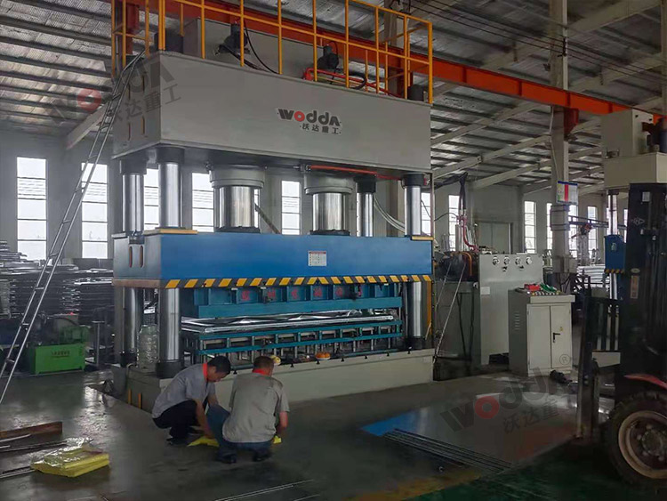 1000噸(dun)不鏽鋼水箱闆拉(lā)伸液壓機(圖2) 1000噸不(bú)鏽鋼水箱闆拉伸(shen)液壓機(圖2)