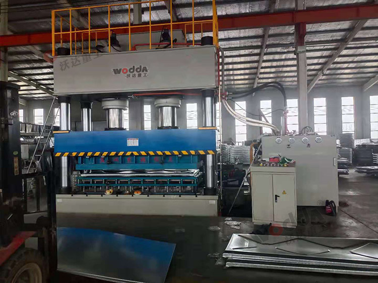 1000噸不鏽(xiù)鋼水箱闆拉伸液(ye)壓機(圖1) 1000噸不鏽鋼(gāng)水箱闆拉伸液壓(ya)機(圖1)