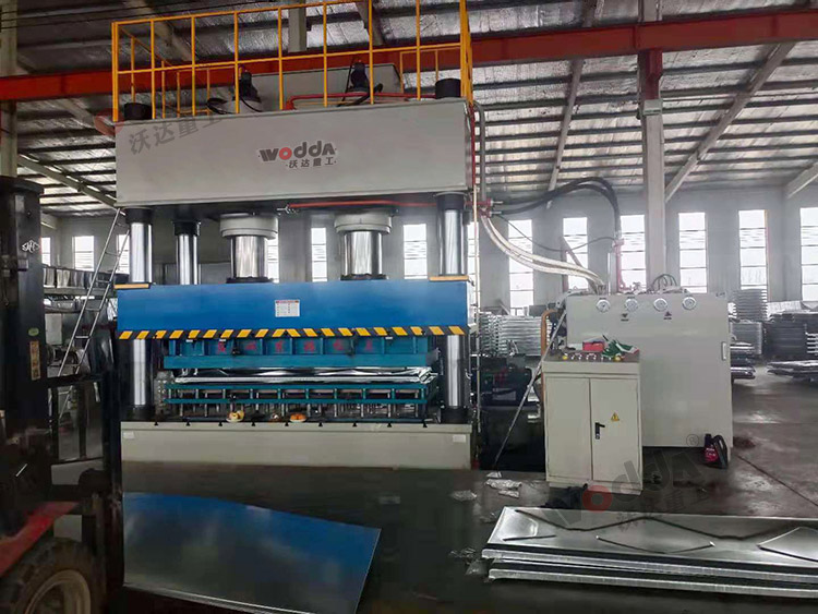 1000噸不鏽鋼水箱(xiang)闆拉伸液壓機(圖(tu)3) 1000噸不鏽鋼水箱闆(pǎn)拉伸液壓機(圖3)