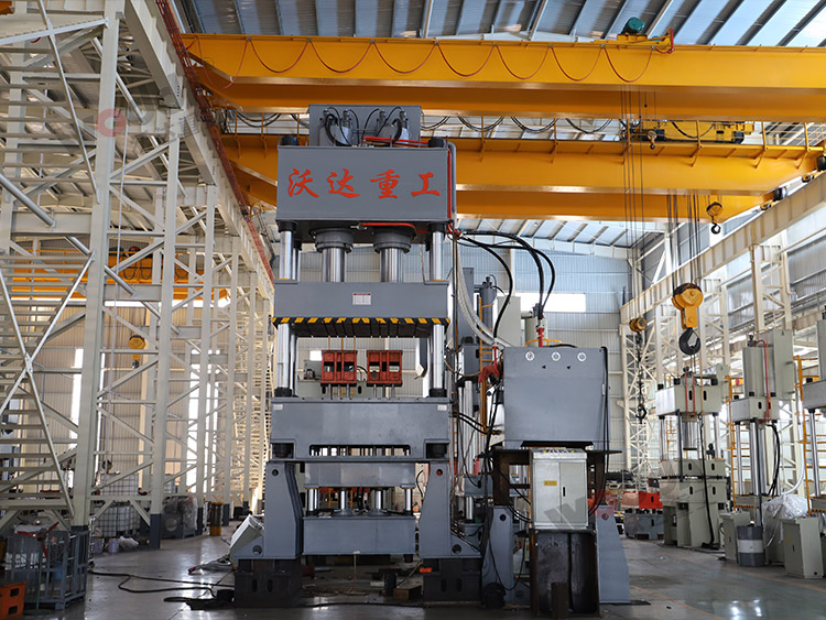 1000噸(dun)不鏽鋼水箱闆拉(lā)伸液壓機車間現(xiàn)貨.jpg 1000噸不鏽鋼水箱(xiāng)闆拉伸液壓機車(che)間現貨.jpg