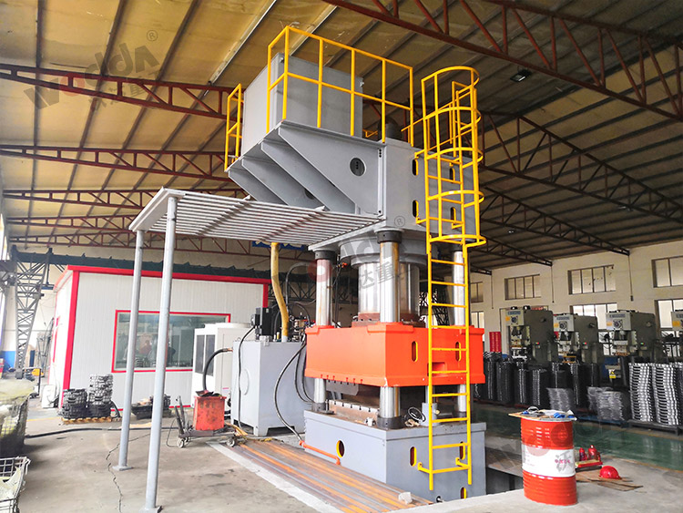 2000噸汽車離(li)合器外殼拉(la)伸液壓機 2000噸(dūn)汽車離合器(qì)外殼拉伸液(ye)壓機