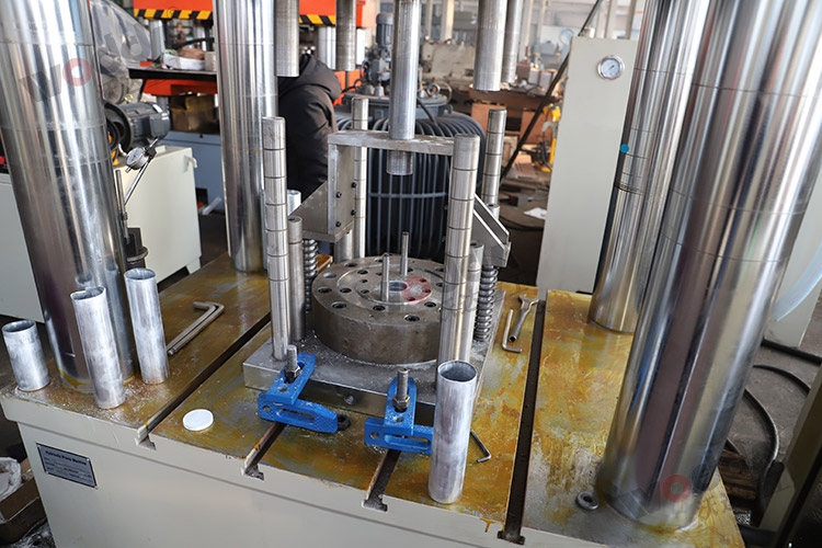 500噸動力電池(chi)電芯鋁殼拉伸液(yè)壓機模具 500噸動力(lì)電池電芯鋁殼拉(lā)伸液壓機模具