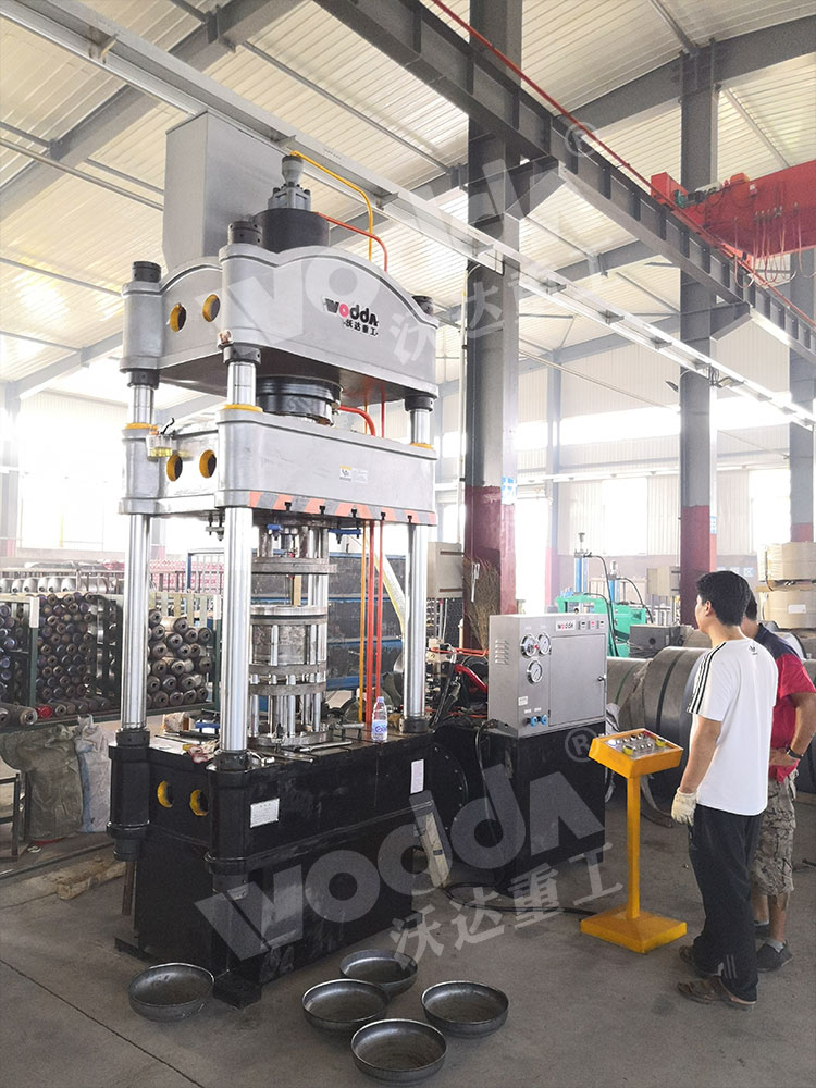 200噸煤氣(qi)罐封頭液壓機(ji) 200噸煤氣罐封頭(tou)液壓機