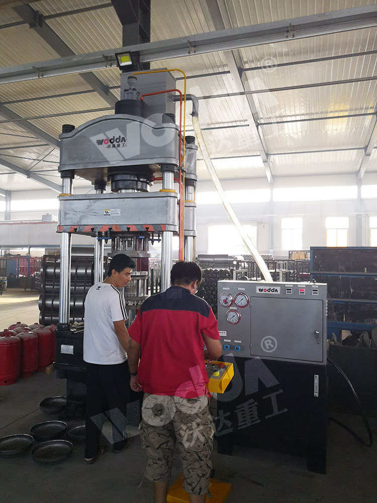 200噸煤氣罐封(feng)頭液壓機(圖(tu)2).jpg 200噸煤氣罐封(feng)頭液壓機(圖(tu)2).jpg