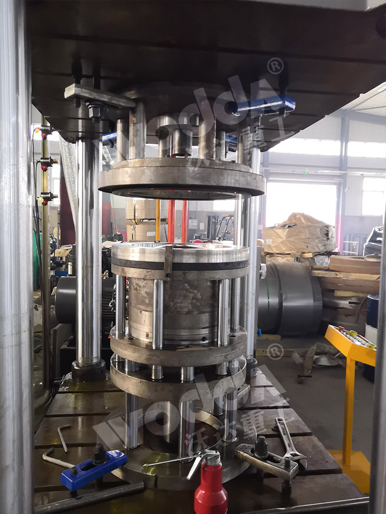 煤(mei)氣罐封頭模(mo)具.jpg 煤氣罐封(fēng)頭模具.jpg