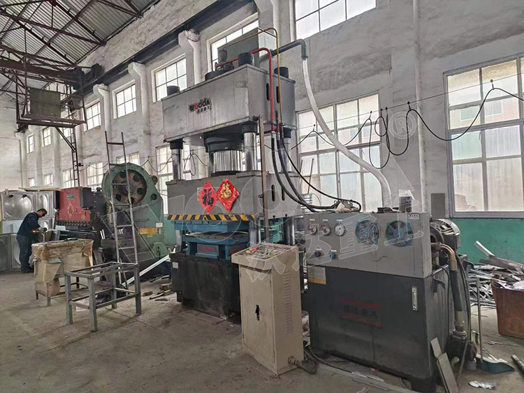 不鏽鋼水(shuǐ)箱闆液壓機客(kè)戶現場 不鏽鋼(gang)水箱闆液壓機(jī)客戶現場