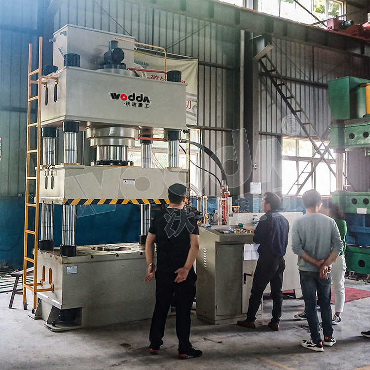 500噸(dūn)不鏽鋼水箱液壓(ya)機客戶現場 500噸不(bú)鏽鋼水箱液壓機(ji)客戶現場