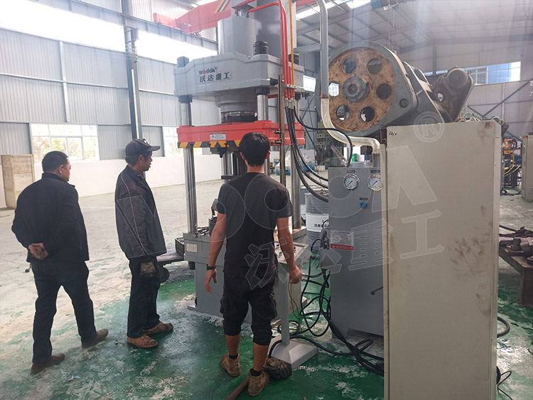 200噸封頭拉(lā)伸液壓機(圖1) 200噸(dūn)封頭拉伸液壓(yā)機(圖1)