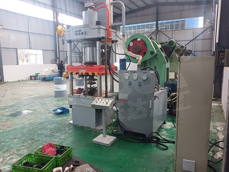 200噸封頭拉(lā)伸液壓機(圖2) 200噸(dun)封頭拉伸液壓(yā)機(圖2)