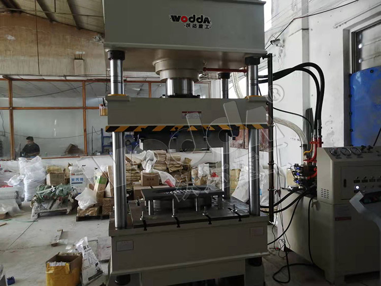 250噸(dun)太陽能路燈(deng)殼拉伸液壓(yā)機