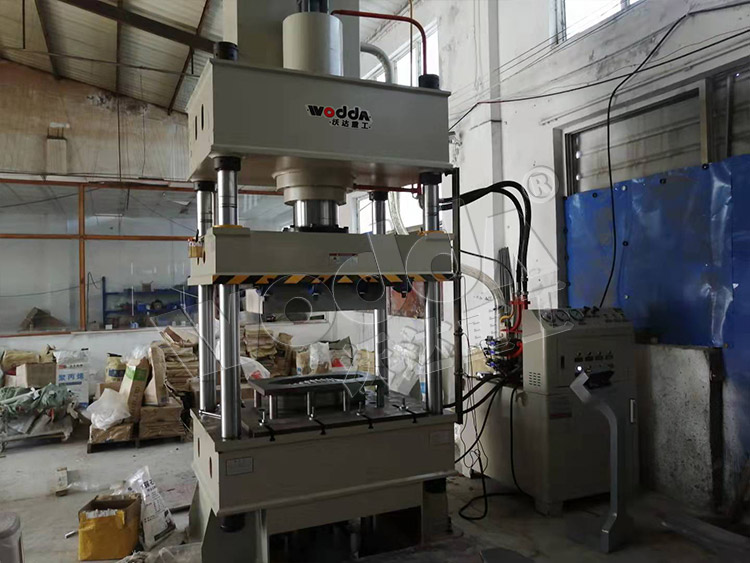 250噸不鏽鋼(gāng)拉伸液壓機(jī)現場