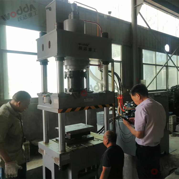 200噸不鏽鋼離(lí)心風機拉伸成(cheng)型液壓機 200噸不(bu)鏽鋼離心風機(ji)拉伸成型液壓(yā)機