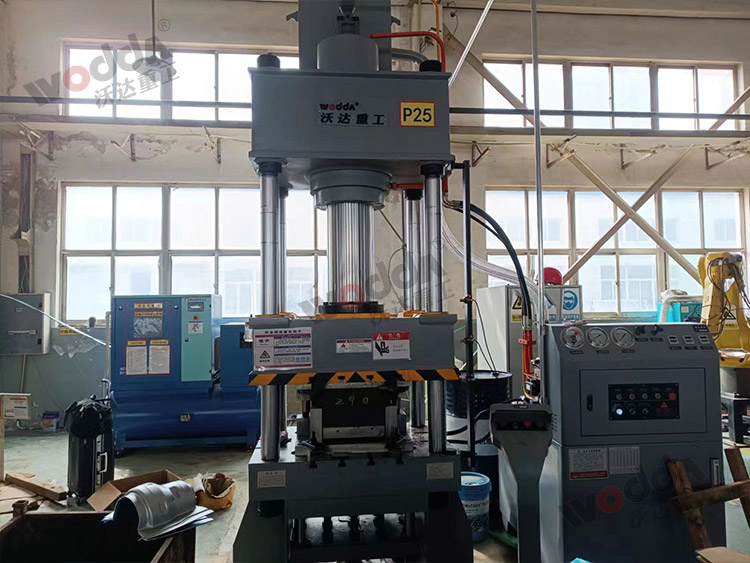 200噸汽車(chē)排氣管散熱罩拉(la)伸液壓機客戶現(xian)場 200噸汽車排氣管(guan)散熱罩拉伸液壓(ya)機客戶現場