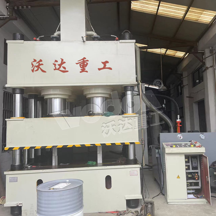 2000噸鋼木門(mén)壓花機客戶(hù)現場 2000噸鋼木(mu)門壓花機客(kè)戶現場