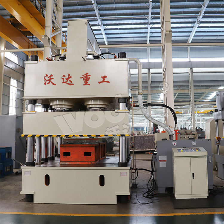 2000噸鋼(gang)木門壓花機(ji)車間實物 2000噸(dūn)鋼木門壓花(huā)機車間實物(wu)