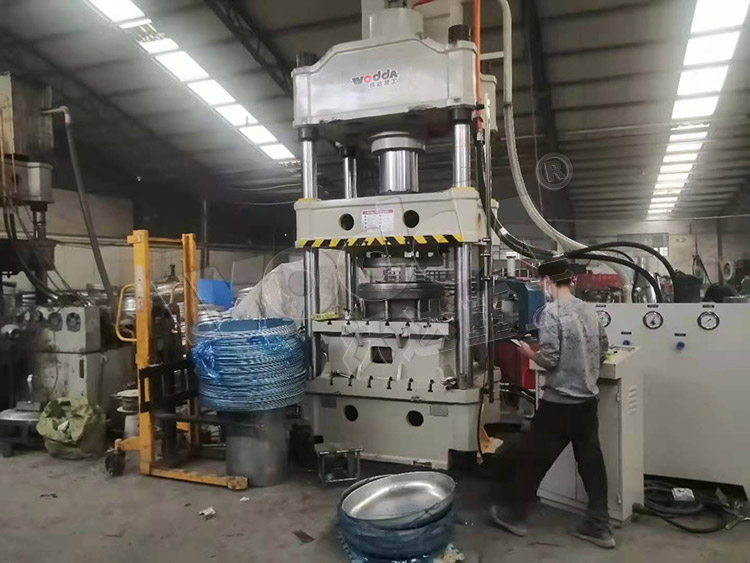 315噸(dūn)汽車水箱(xiāng)封頭拉伸(shēn)液壓機 315噸(dūn)汽車水箱(xiāng)封頭拉伸(shēn)液壓機