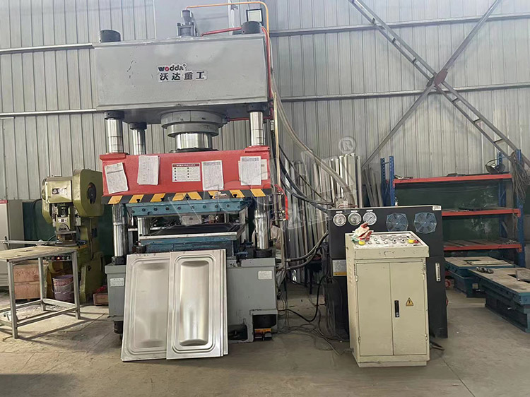 400噸液壓(ya)拉伸機拉伸不(bu)鏽鋼水箱 400噸液(yè)壓拉伸機拉伸(shēn)不鏽鋼水箱