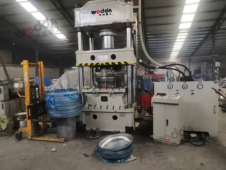 315噸(dun)汽車水(shui)箱拉伸(shen)液壓機(jī)