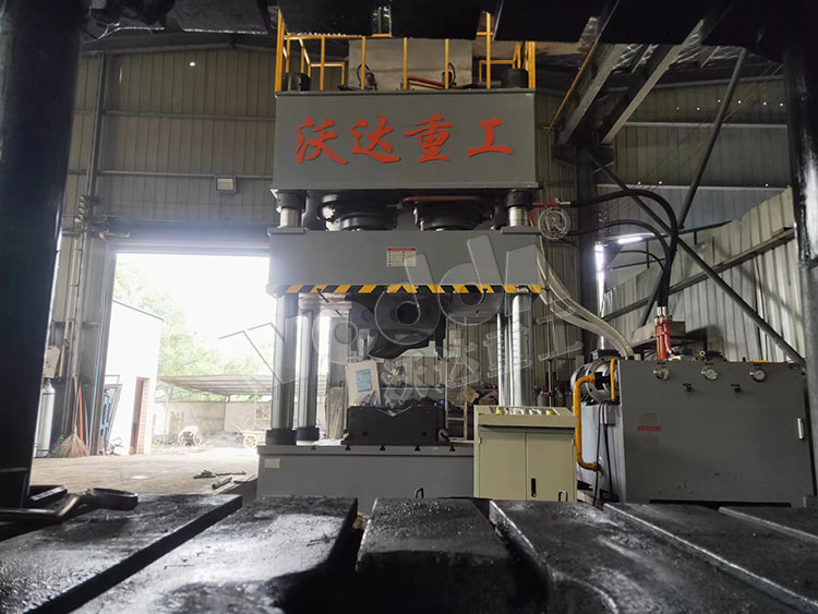 800噸四(sì)柱液壓機(jī)壓制金屬(shǔ)制品 800噸四(si)柱液壓機(ji)壓制金屬(shǔ)制品