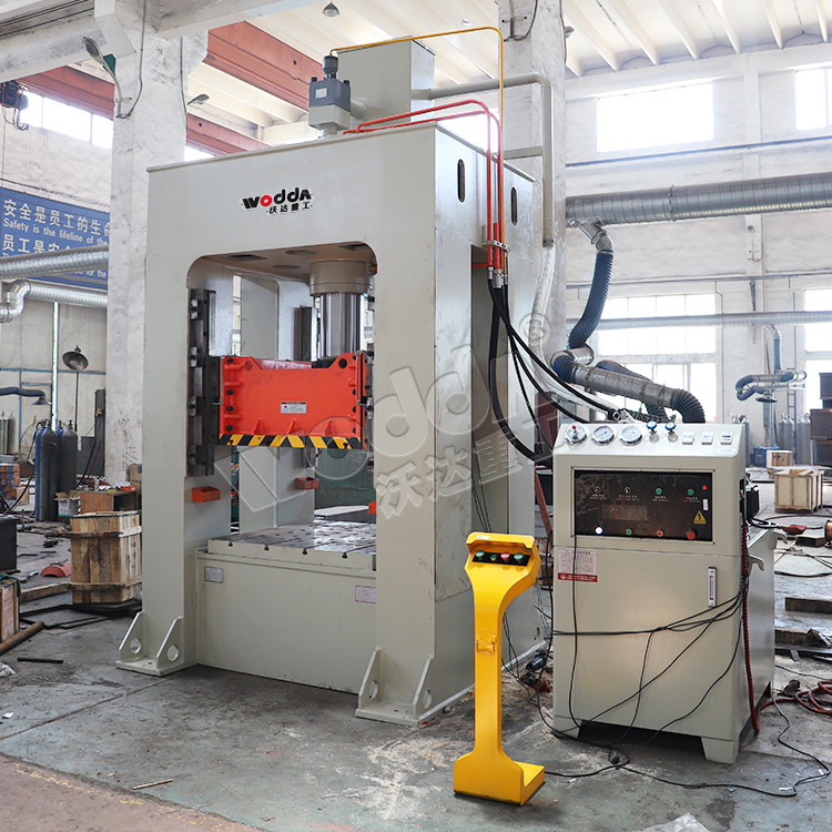 200噸框(kuang)架式液壓(ya)機車間實(shi)拍 200噸框架(jià)式液壓機(jī)車間實拍(pai)