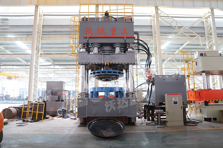 2500噸封(fēng)頭液壓機 2500噸(dūn)封頭液壓機(ji)