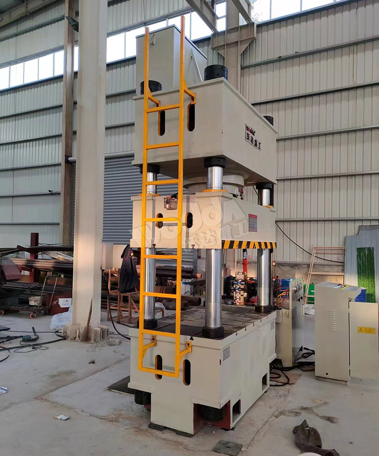 400噸不(bú)鏽鋼水箱液壓(yā)機 400噸不鏽鋼水(shui)箱液壓機