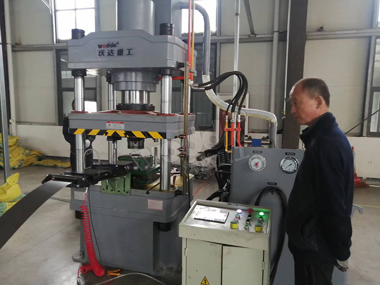 200噸不鏽(xiu)鋼電機端蓋拉伸(shēn)液壓機 200噸不鏽鋼(gang)電機端蓋拉伸液(ye)壓機