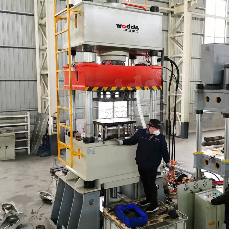 315噸不鏽(xiù)鋼蹲便器拉(la)伸液壓機