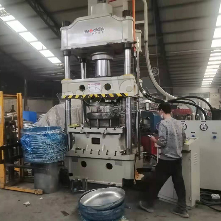 315噸汽車(chē)水箱拉伸液(ye)壓機