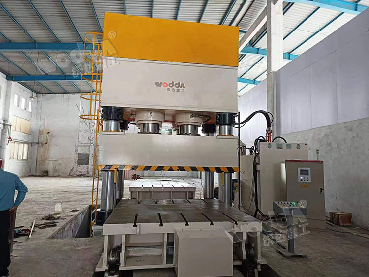 3000噸(dūn)四柱液(ye)壓機 3000噸(dūn)四柱液(ye)壓機