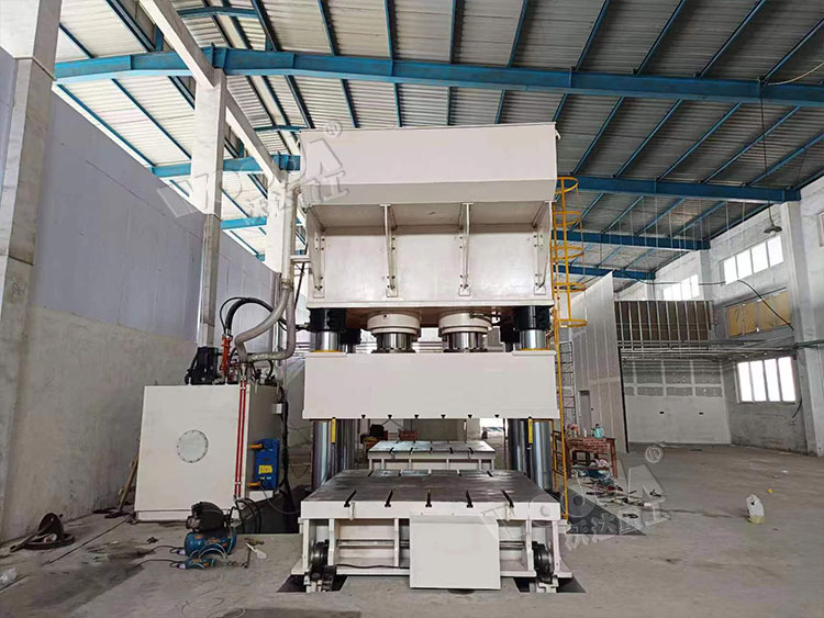 3000噸三(sān)梁四柱(zhu)液壓機(jī) 3000噸三梁(liáng)四柱液(ye)壓機