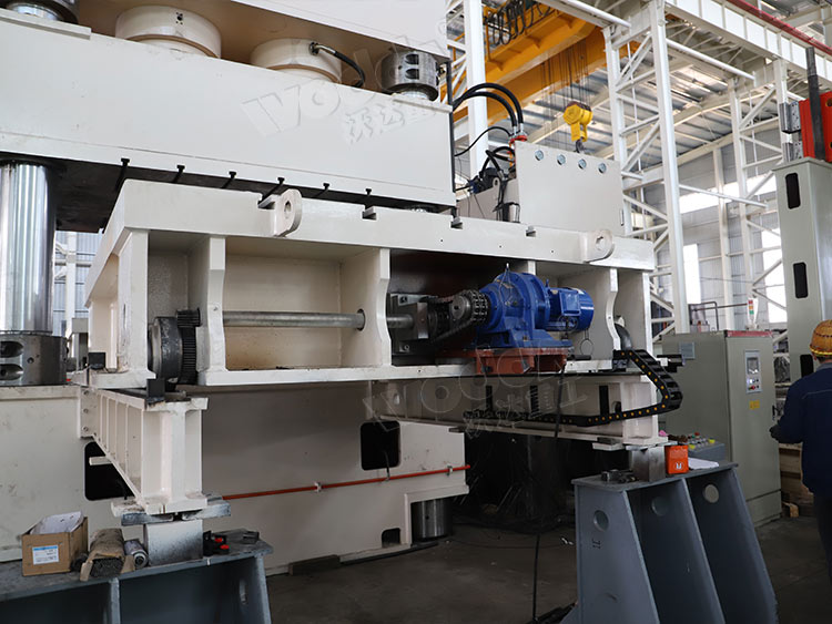 3000噸三梁(liang)四柱壓(yā)力機 (3) 3000噸(dun)三梁四(sì)柱壓力(lì)機 (3)