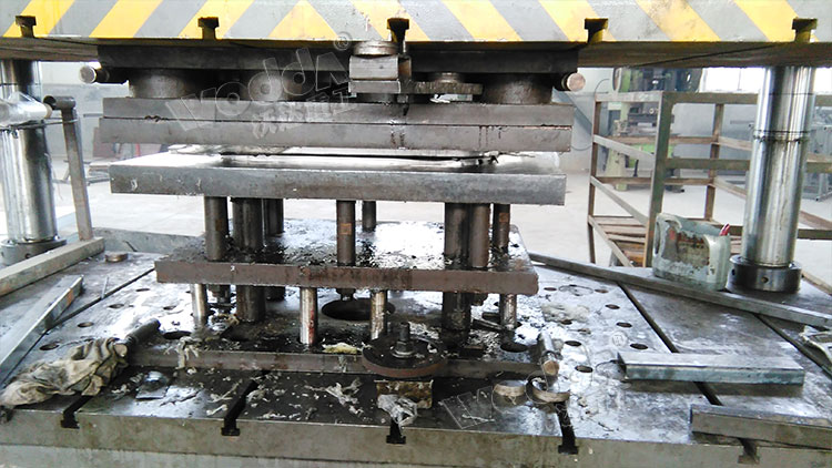 不鏽(xiu)鋼水槽拉(lā)伸液壓機(jī)加工現場(chang) 不鏽鋼水(shui)槽拉伸液(yè)壓機加工(gōng)現場