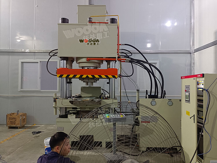 400噸(dūn)碳化矽粉末成(chéng)型液壓機 400噸碳(tàn)化矽粉末成型(xíng)液壓機