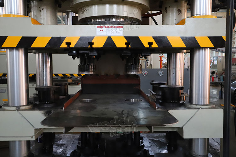 牛眼舔磚液(ye)壓機工作台 牛眼(yǎn)舔磚液壓機工作(zuo)台