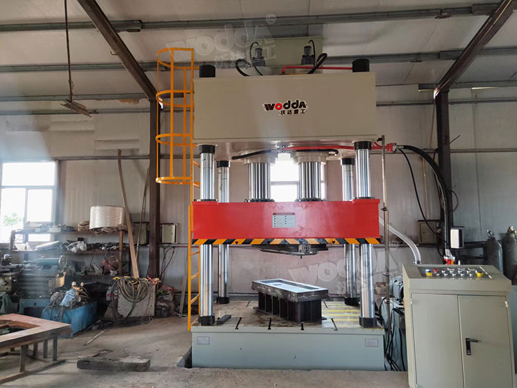 400噸液壓(ya)機壓制金屬配(pei)件 400噸液壓機壓(yā)制金屬配件